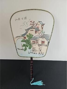 This Chinese hand-painted silk paddle fan